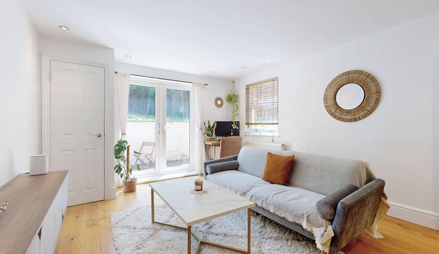 Bright 1BR flat with Backyard-8min Walk to Tube