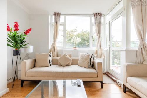Bright 3-Bedroom Flat Parking 4KTV & Balcony