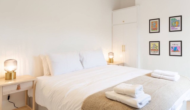 Bright & Airy 2BD - 10 mins walk into Centre