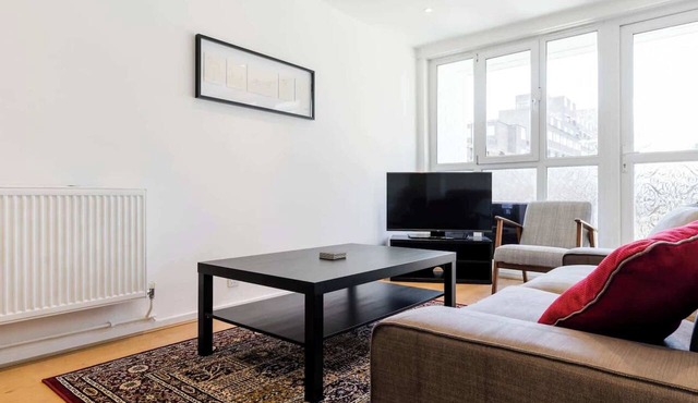 Bright and Charming 4BD Family Haven in Kennington