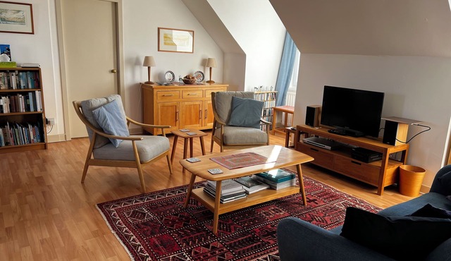 Bright and spacious south Edinburgh city flat with fabulous views in Edinburgh