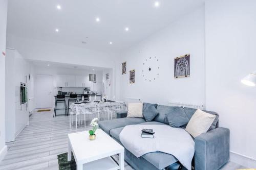 Bright & Charming Home in Hartford Sleeps 8