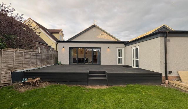 Bright Modern Home with Garden with Free Parking