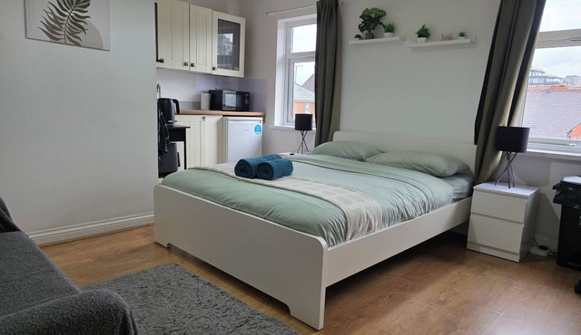Bright & Modern Studio Near Center, Station, RBH & Univerisry
