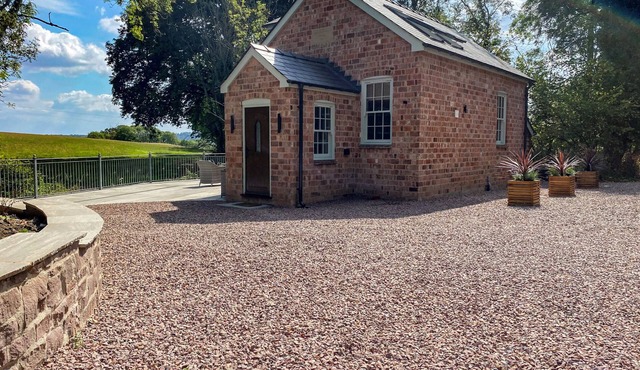 BROADMOOR CHAPEL, with open fire in Woolhope
