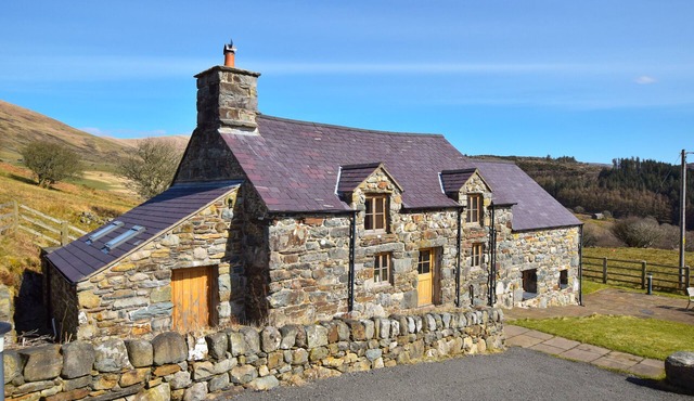 Bwthyn Sylfaen - Three Bedroom House, Sleeps 6 in Caerdeon