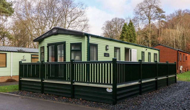CALGARTH LODGE, pet friendly, with pool in Troutbeck Bridge