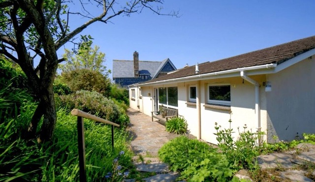 Carew, spacious bungalow with glorious coastal views & garden, Bantham, S. Devon