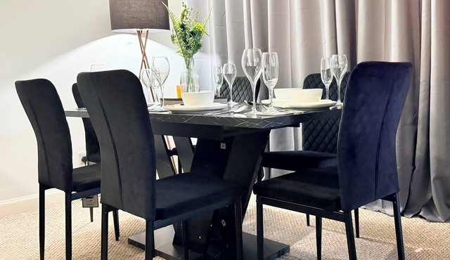 Central 4Bed, Caledonian Stay, Haymarket, Sleeps 8
