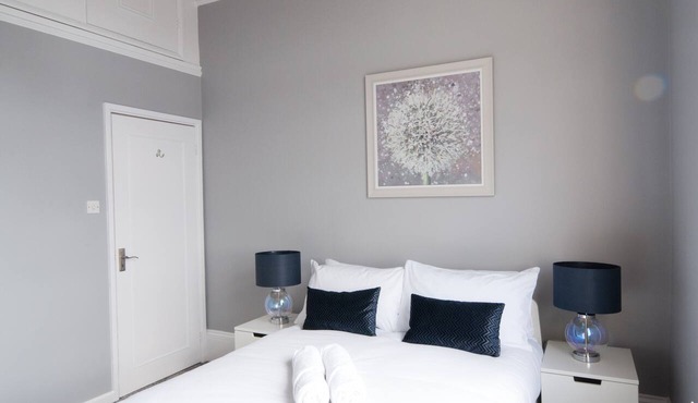 Central Cheltenham, Regency 2-Bed Apartment - Cavalier Suite