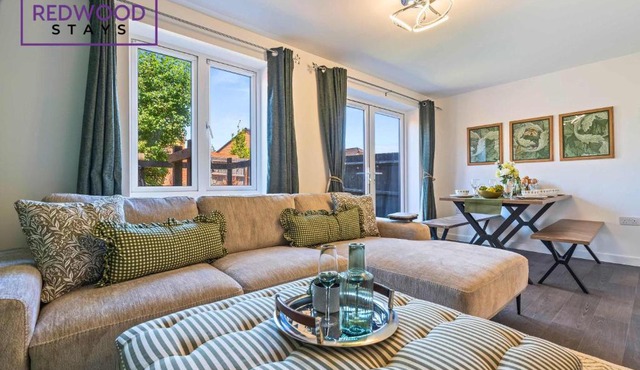 Central House with Private Garden 2X FREE Parking by Redwood Stays in Basingstoke