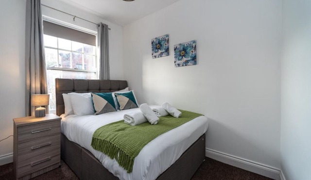 Central Neath - Kitchen - Smart TV - Work Stay in Neath