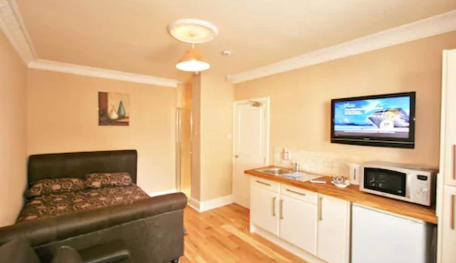Central Studios Gloucester Road by Rooms Booked - Free Parking in Cheltenham