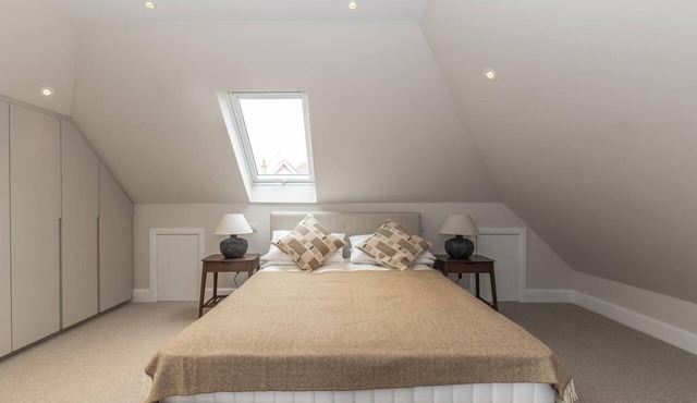 Central Surbiton Studio | Walk to Station - Pass the Keys