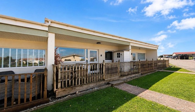 Chalet for hire at Rainbows End near a beautiful Norfolk beach ref 31039R