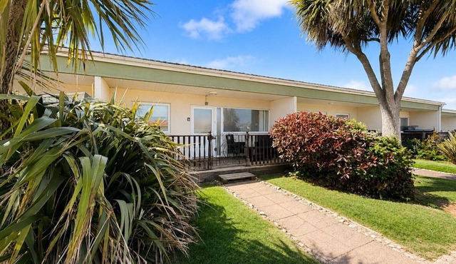 Chalet with free WiFi at Rainbows End near a lovely Norfolk beach ref 31002R