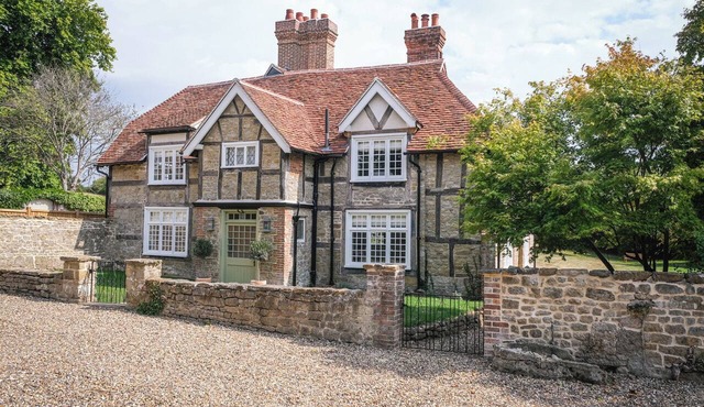 CHALLENS YARDE, pet friendly, character holiday cottage in Easebourne in Midhurst