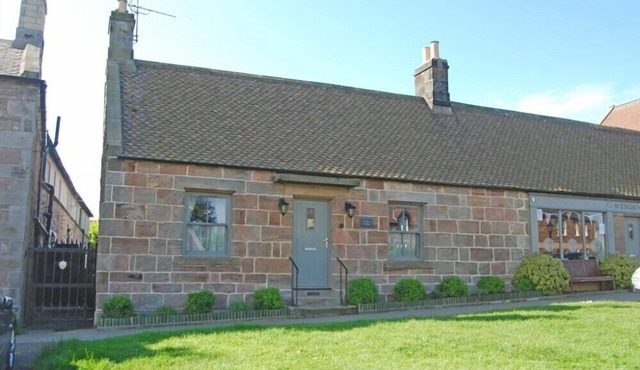 CHARLTON COTTAGE, pet friendly, country holiday cottage in Bamburgh