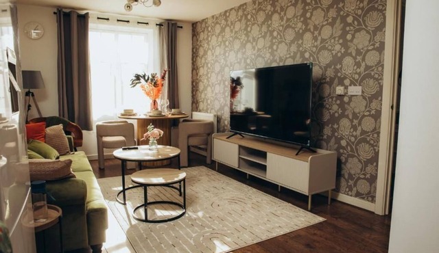 Charming 2-bedroom apartment in delightful Bromley with WiFi