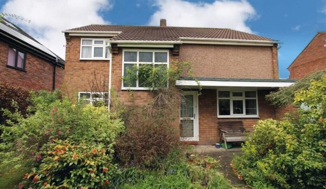 Charming 3BR Sleeps 7 Contractor Stay Driveway