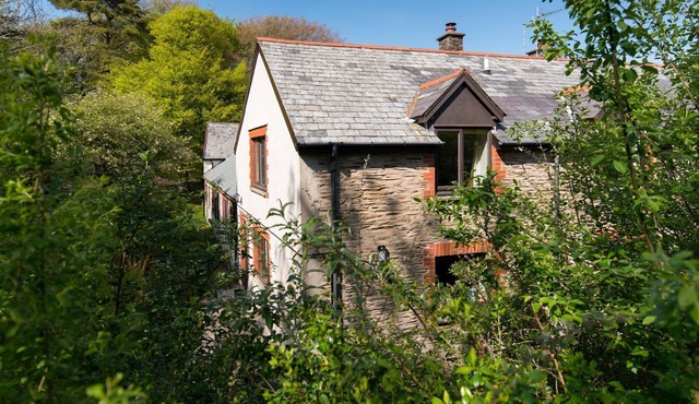 Charming barn conversion, sleeps 4 in 3 bedrooms with shared swimming pool and tennis court