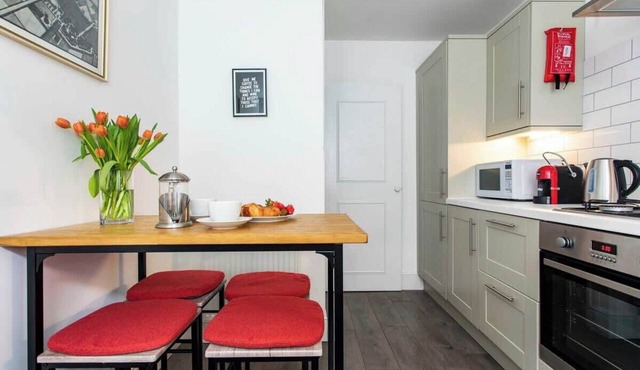 Charming Central Apartment with Garden Oasis in Bath