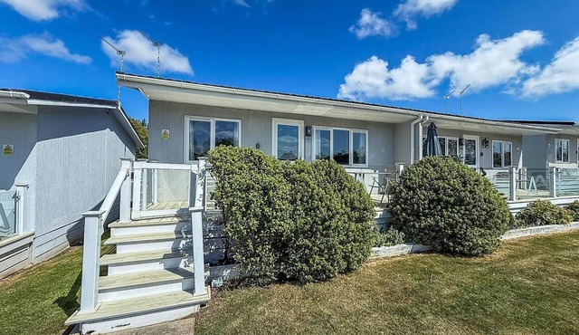 Charming chalet on a fantastic holiday park in Lowestoft ref 12077B