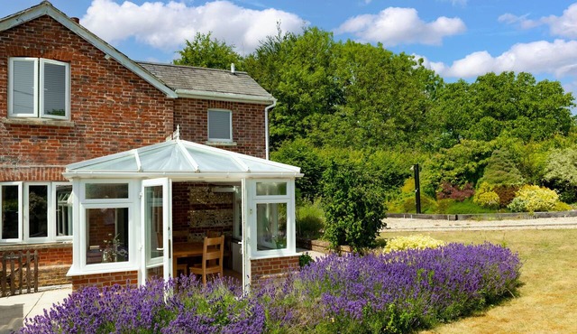 CHARMING COTTAGE - SPECIAL GATEAWAY | SLEEPS 8 | HOT TUB | BBQ | PATIO | WI-FI | PET ALLOWED