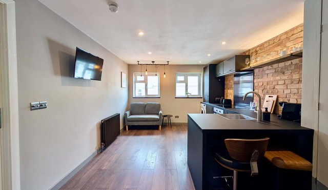 Charming Flat With Free Parking in Prime Location