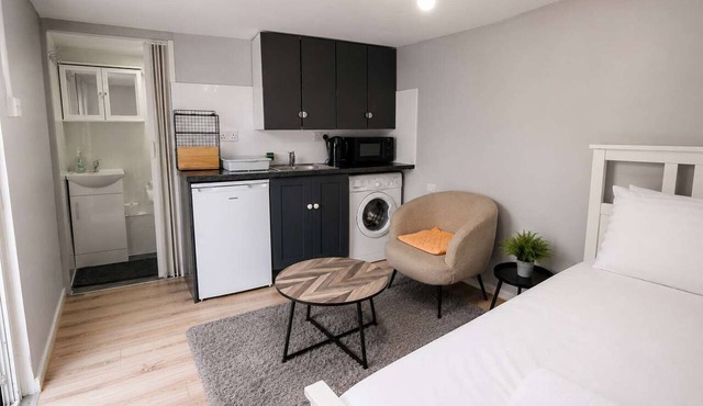 Charming Studio Oasis | Private Garden & Parking in Pentwyn