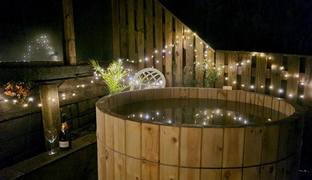 Charming Welsh Cottage with Wood-Fired Hot Tub, Snowdon and Beaches Nearby, Dog-friendly in Caernarfon