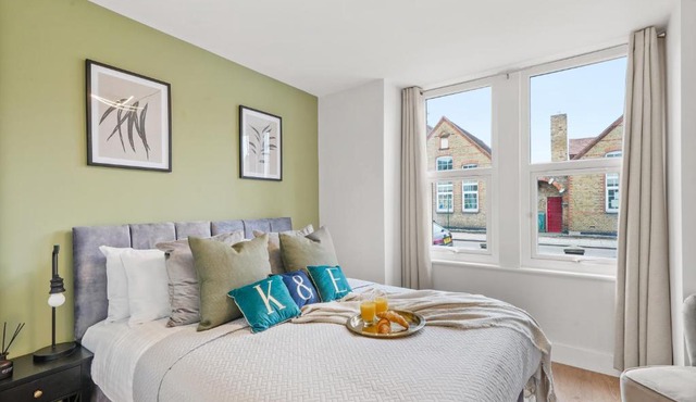 Charming Wimbledon 3-Bed Apt with Outdoor Area