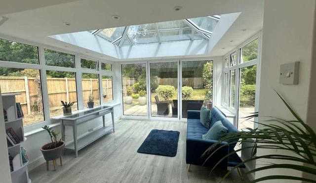Charming Woodland Cottage Retreat Nr Cobham Sleeps 5