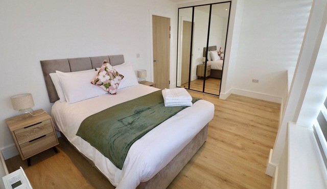 Chertsey Modern 2-Bed Flat with Parking
