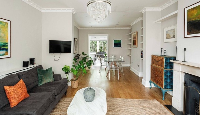 Chic Four-Bedroom Townhouse in cool Notting Hill