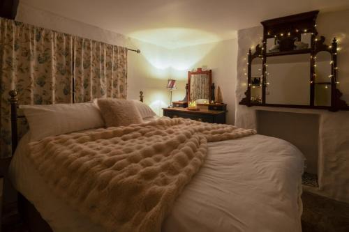 Cissy's Thatched Cottage - traditional cottage, on the Causeway Coast, 4 miles to Benone beach in Aghanloo