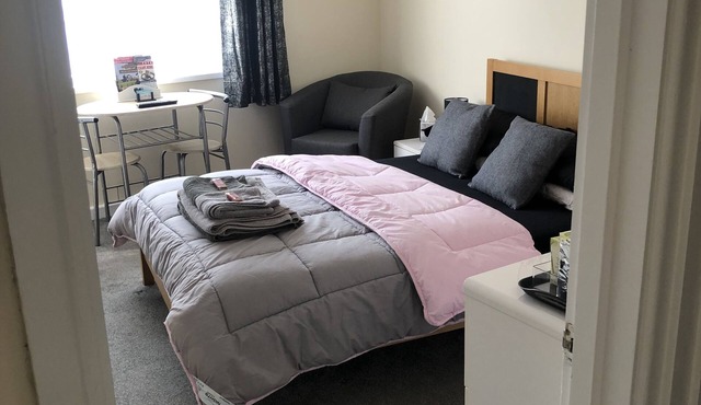 Clean & Comfortable room near beaches, Eden, Heligan and Charlestown