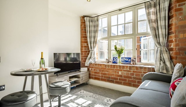 Cocoa Suites 35 - York city centre studio (with parking) - sleeps 3