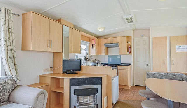 Comfortable 12ft-wide caravan with one double and two twin. in Bognor Regis