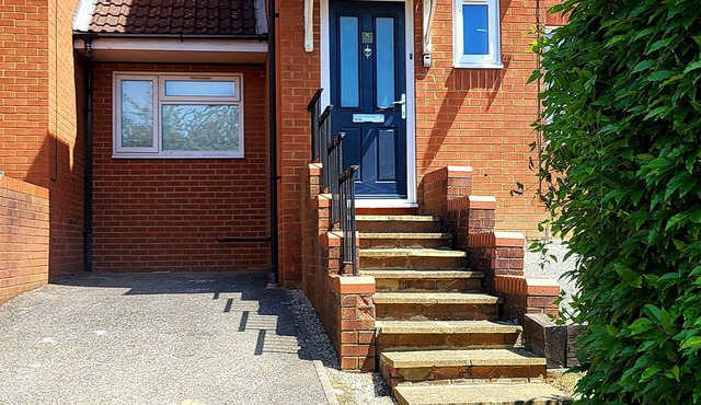 Comfortable 4BR House -Families, Groups & Business in Bradwell Common