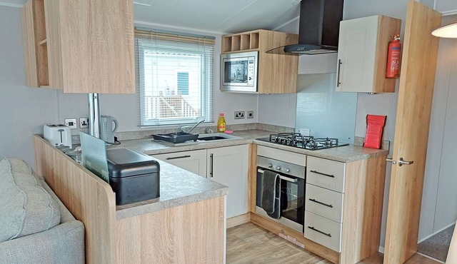 Comfortable caravan with one double with en suite shower room, and one twin. in Ryther