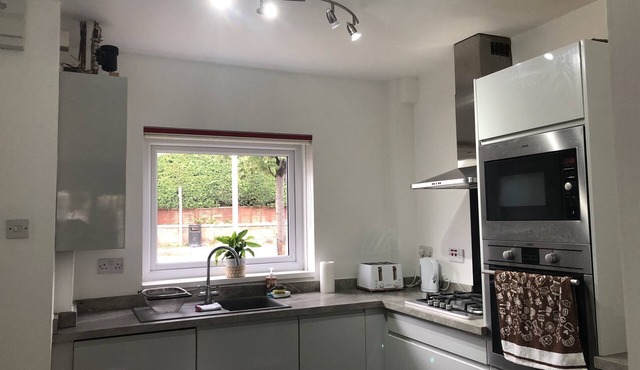Comfy modern townhouse/w free parking & garden, newly refurbished, self catering