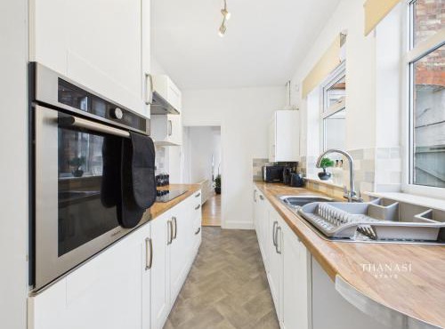 Contemporary 2BR House Free Parking 2 Baths sleeps 5 Oadby