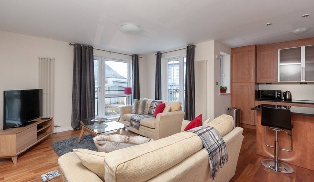 Contemporary three-bedroom apartment with free parking space. Sleeps 5.