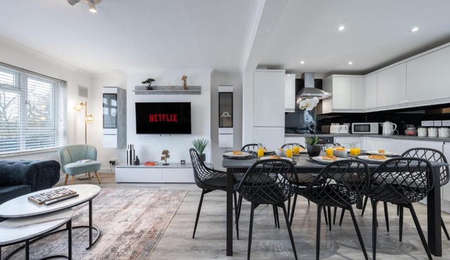 Contractor 4-Bed | FREE Parking | Wi-Fi | Hemel