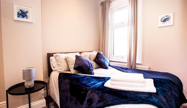 Contractor house, sleeps 7, close to restaurant's & bars, long stays available, Oveyo Accommodation