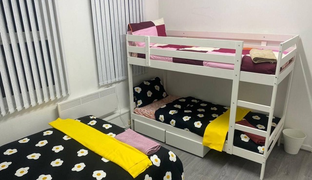Convenient Birmingham Stay Near the Jewellery Quarter with Free Parking in Coventry