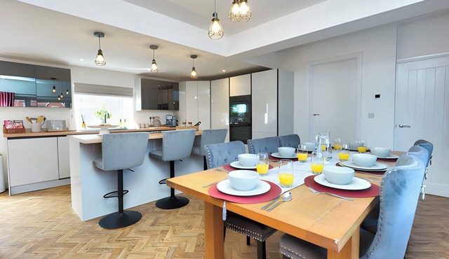 Corner Cottage, Malpas: 4 Bedroom Village House with Parking