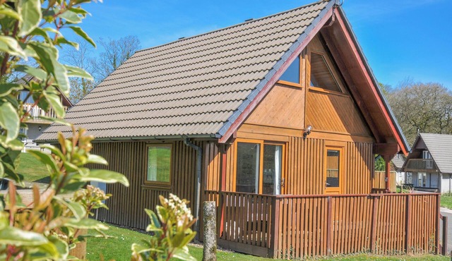 CORNISH WOODLAND RETREAT, pet friendly, with pool in St Tudy