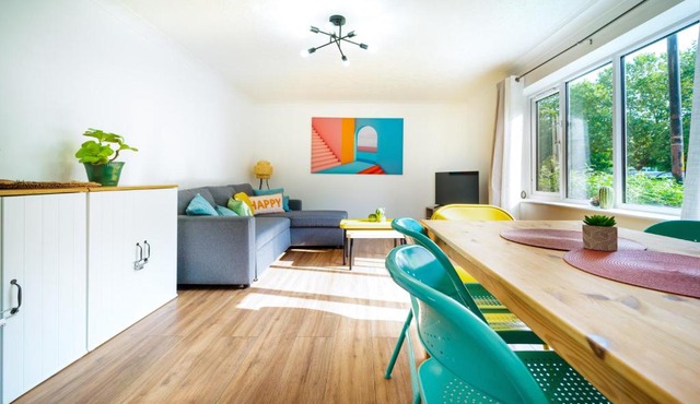Cosy 2 Bedroom 2 Bathroom Apartment, Sleeps 6, Park View, Free Parking, Walk to Borough Market, Elephant & Castle, Tower Bridge